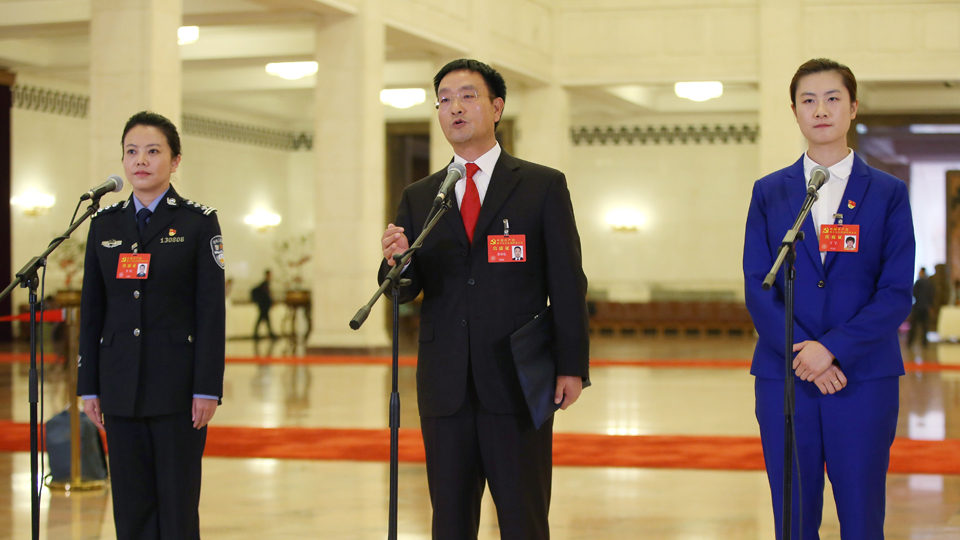 李貝、裴春亮、丁寧代表接受采訪