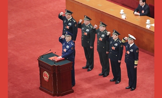 中央軍委副主席、委員進(jìn)行憲法宣誓