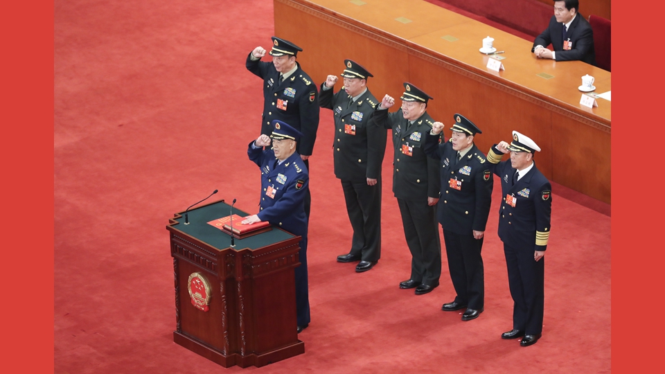 中央軍委副主席、委員進(jìn)行憲法宣誓