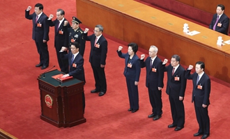 國(guó)務(wù)院副總理、國(guó)務(wù)委員、秘書長(zhǎng)進(jìn)行憲法宣誓