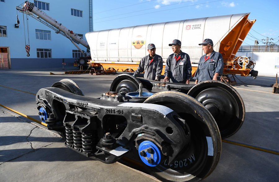 新華微評&middot;學(xué)習(xí)路上：習(xí)近平重申&ldquo;兩個毫不動搖&rdquo;力撥千斤