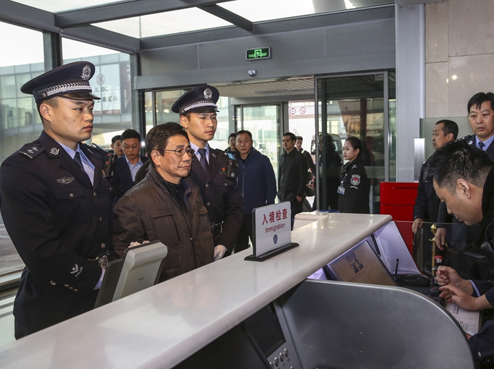 新華社評論員：狠剎&ldquo;四風(fēng)&rdquo;，嚴(yán)懲腐敗