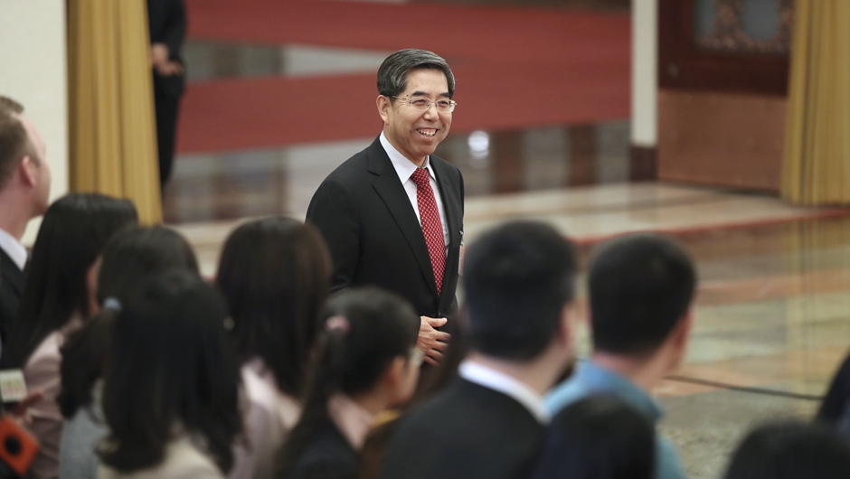 馬建堂步入&ldquo;部長通道&rdquo;，準(zhǔn)備接受采訪