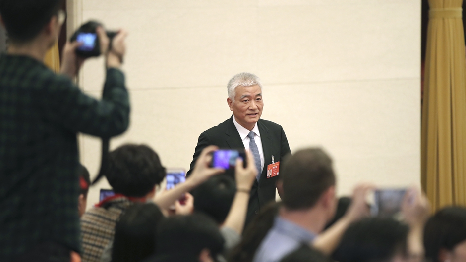 王志剛步入&ldquo;部長通道&rdquo;，準(zhǔn)備接受采訪