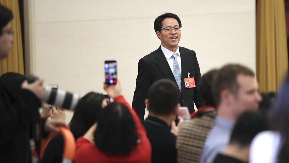 張曉明步入&ldquo;部長通道&rdquo;，準(zhǔn)備接受采訪