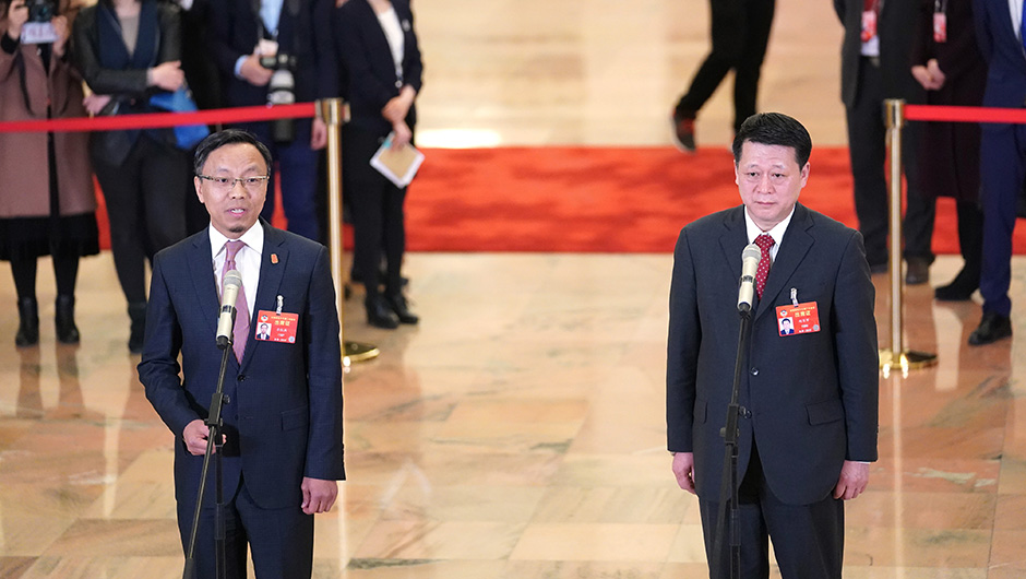 全國(guó)政協(xié)委員在&ldquo;委員通道&rdquo;接受采訪