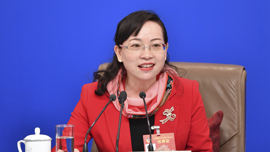 全國(guó)政協(xié)委員、湖南省湘西土家族苗族自治州政協(xié)副主席 石紅