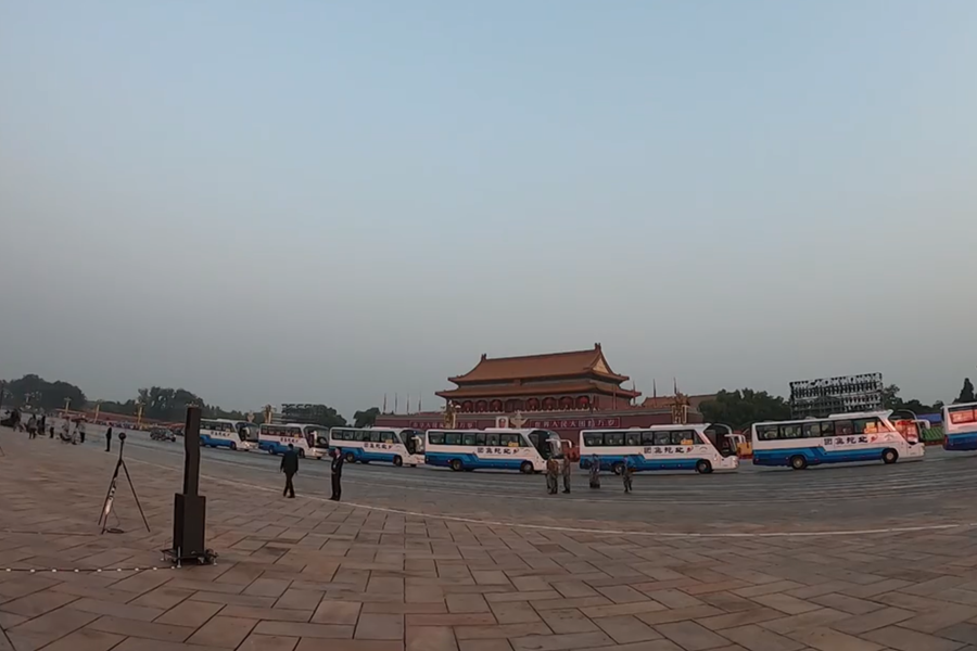 10月1日清晨的天安門(mén)城樓和長(zhǎng)安街，燈火通明，正在準(zhǔn)備慶祝大會(huì)的工作人員雖然緊張忙碌，但仍顯得井然有序