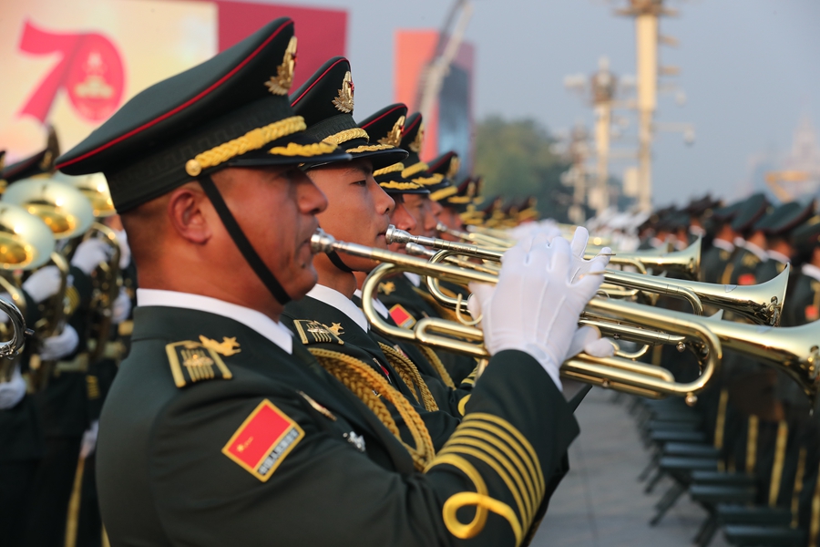 解放軍聯(lián)合軍樂(lè)團(tuán)在廣場(chǎng)就位后進(jìn)行準(zhǔn)備工作和試奏。據(jù)了解，解放軍聯(lián)合軍樂(lè)團(tuán)此次演奏是從開(kāi)國(guó)大典至今歷次閱兵以來(lái)演奏曲目最多的一次，不少曲目是為此次閱兵量身打造的全新作品，此次也是歷次女演奏員最多的一次。