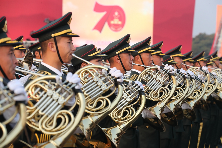 解放軍聯(lián)合軍樂(lè)團(tuán)在廣場(chǎng)就位后進(jìn)行準(zhǔn)備工作和試奏。據(jù)了解，解放軍聯(lián)合軍樂(lè)團(tuán)此次演奏是從開(kāi)國(guó)大典至今歷次閱兵以來(lái)演奏曲目最多的一次，不少曲目是為此次閱兵量身打造的全新作品，此次也是歷次女演奏員最多的一次。