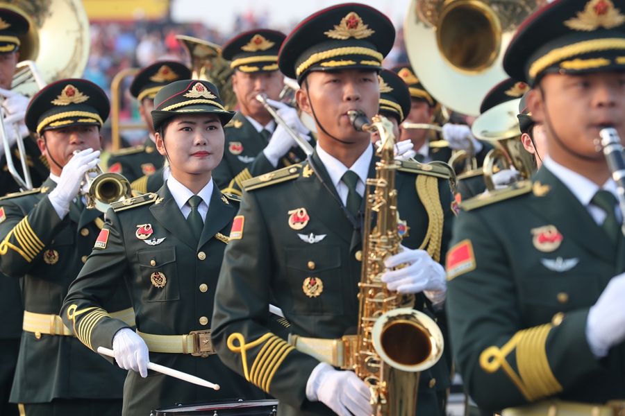 解放軍聯(lián)合軍樂(lè)團(tuán)在廣場(chǎng)就位后進(jìn)行準(zhǔn)備工作和試奏。據(jù)了解，解放軍聯(lián)合軍樂(lè)團(tuán)此次演奏是從開(kāi)國(guó)大典至今歷次閱兵以來(lái)演奏曲目最多的一次，不少曲目是為此次閱兵量身打造的全新作品，此次也是歷次女演奏員最多的一次。