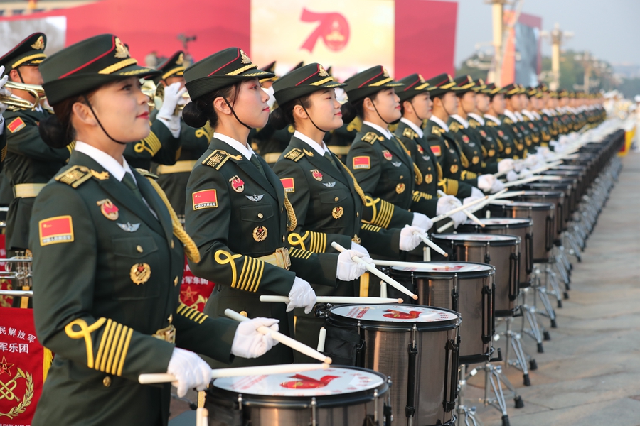 解放軍聯(lián)合軍樂(lè)團(tuán)在廣場(chǎng)就位后進(jìn)行準(zhǔn)備工作和試奏。據(jù)了解，解放軍聯(lián)合軍樂(lè)團(tuán)此次演奏是從開(kāi)國(guó)大典至今歷次閱兵以來(lái)演奏曲目最多的一次，不少曲目是為此次閱兵量身打造的全新作品，此次也是歷次女演奏員最多的一次。