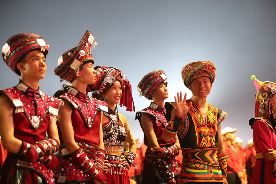 好兒好女好家園，齊心奔小康，共圓中國(guó)夢(mèng)