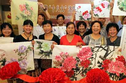 洛陽(yáng)平樂農(nóng)民滬上作畫喜迎十八大