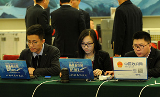 新華網(wǎng)、中國政府網(wǎng)記者在做直播準備