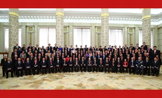 慶祝大會結(jié)束后，習近平等同受表彰人員及親屬代表合影留念