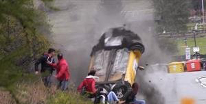 史上最幸運撞車！圍觀群眾躲過一劫