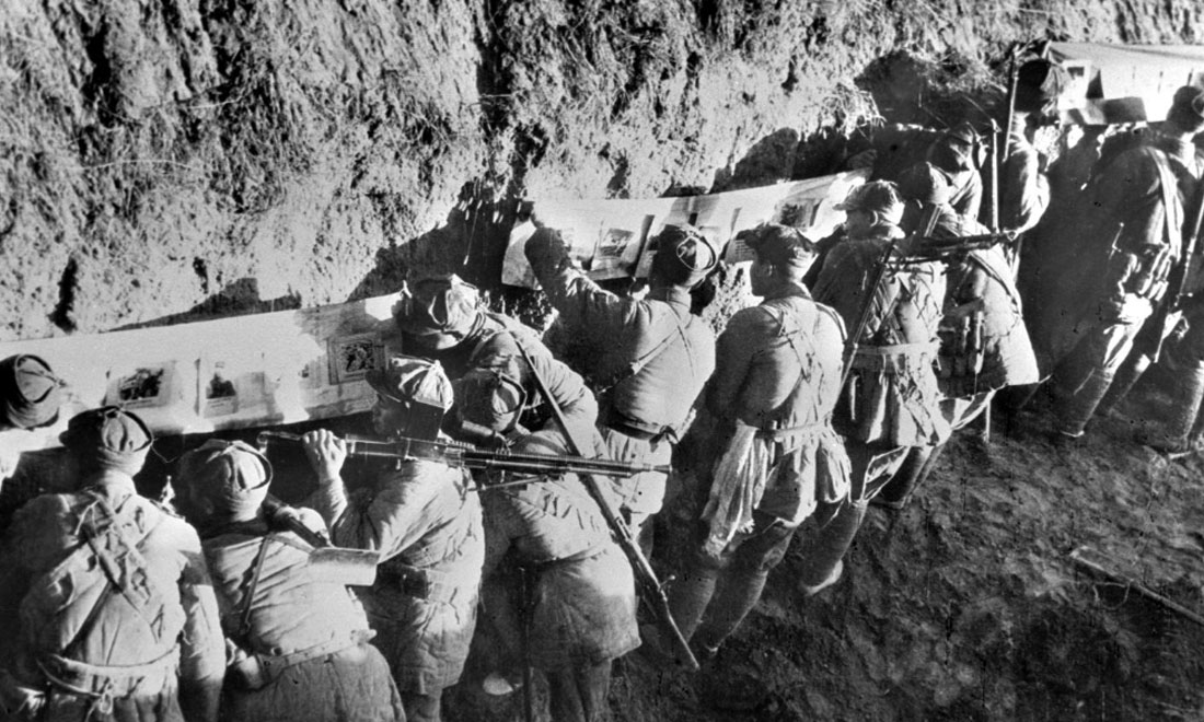 1948年冬，淮海戰(zhàn)役期間，雙堆集前沿陣地舉辦的戰(zhàn)地影展，深受解放軍戰(zhàn)士歡迎。新華社稿  袁克忠攝