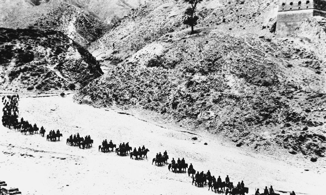 1937年11月太原失守后，八路軍向華北敵后挺進(jìn)，分兵發(fā)動(dòng)群眾，開(kāi)展敵后游擊戰(zhàn)爭(zhēng)，創(chuàng)建敵后根據(jù)地。新華社稿　沙飛攝