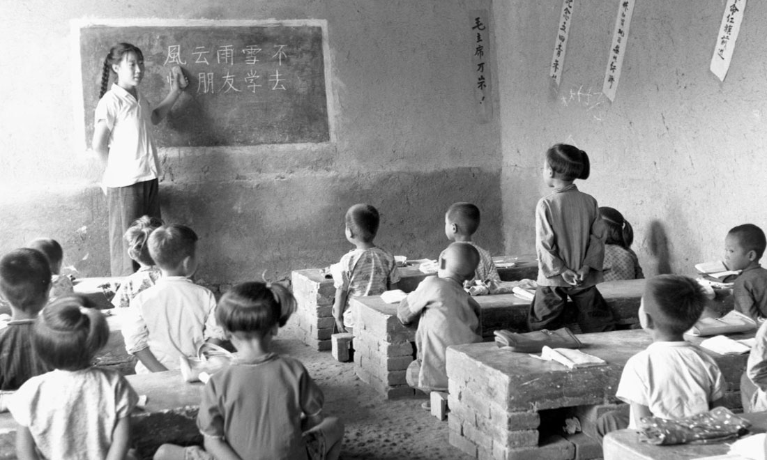 1964年夏，河北省壩縣煎茶鋪公社西煎大隊(duì)，一所耕讀小學(xué)的學(xué)生們?cè)谏险n。新華社記者梁一丁攝