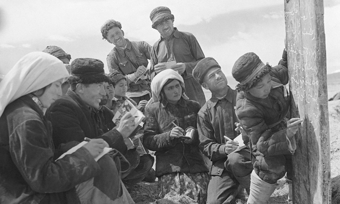 1960年6月，新疆慕士塔格峰下，大人們?cè)谛W(xué)生幫助下學(xué)習(xí)文化。新華社記者武純展攝
