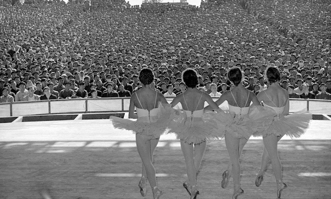 1957年10月，蘇聯(lián)國(guó)立新西伯利亞歌劇芭蕾舞劇院為北京石景山鋼鐵廠工人演出。新華社記者鄭震孫攝