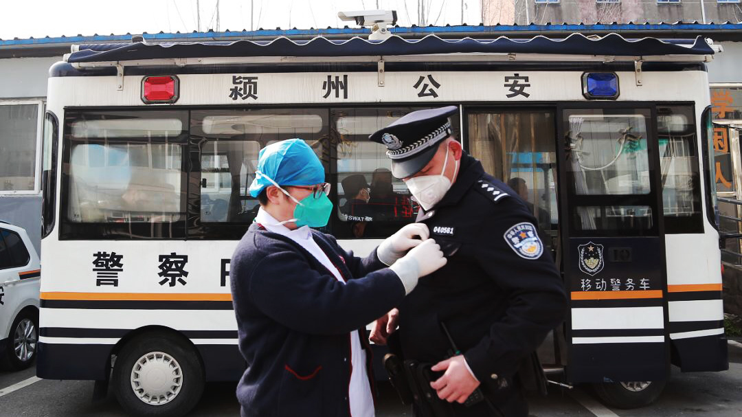 警察魏云龍：咫尺之間，各自?shī)^戰(zhàn)