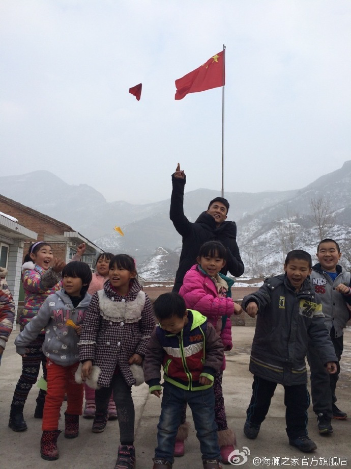 2015年&ldquo;多一克溫暖&rdquo;著名演員杜淳加入溫暖行動(dòng)。暖男杜淳很快和孩子們打成了一片，他和孩子們聊起了夢(mèng)想，讓孩子們將它寫在紙上并折成紙飛機(jī)，領(lǐng)著孩子們來(lái)到操場(chǎng)上將帶著夢(mèng)想紙飛機(jī)放飛。