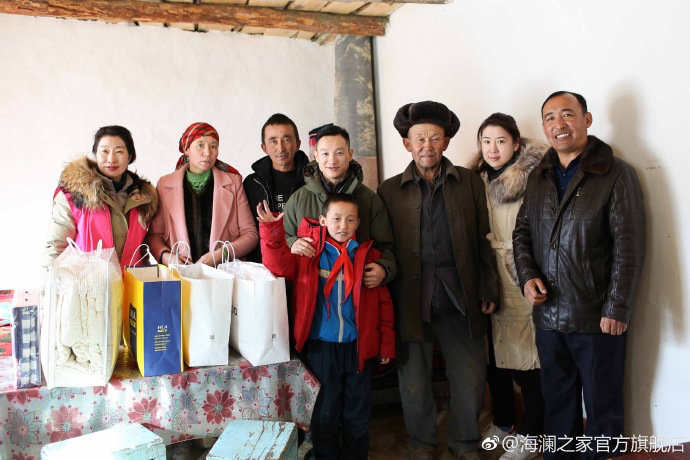 奧運(yùn)冠軍體操名將楊威把溫暖帶到北疆小朋友們的家中，把體育精神與奮斗的信念，傳遞到所有北疆孩子們的心中。