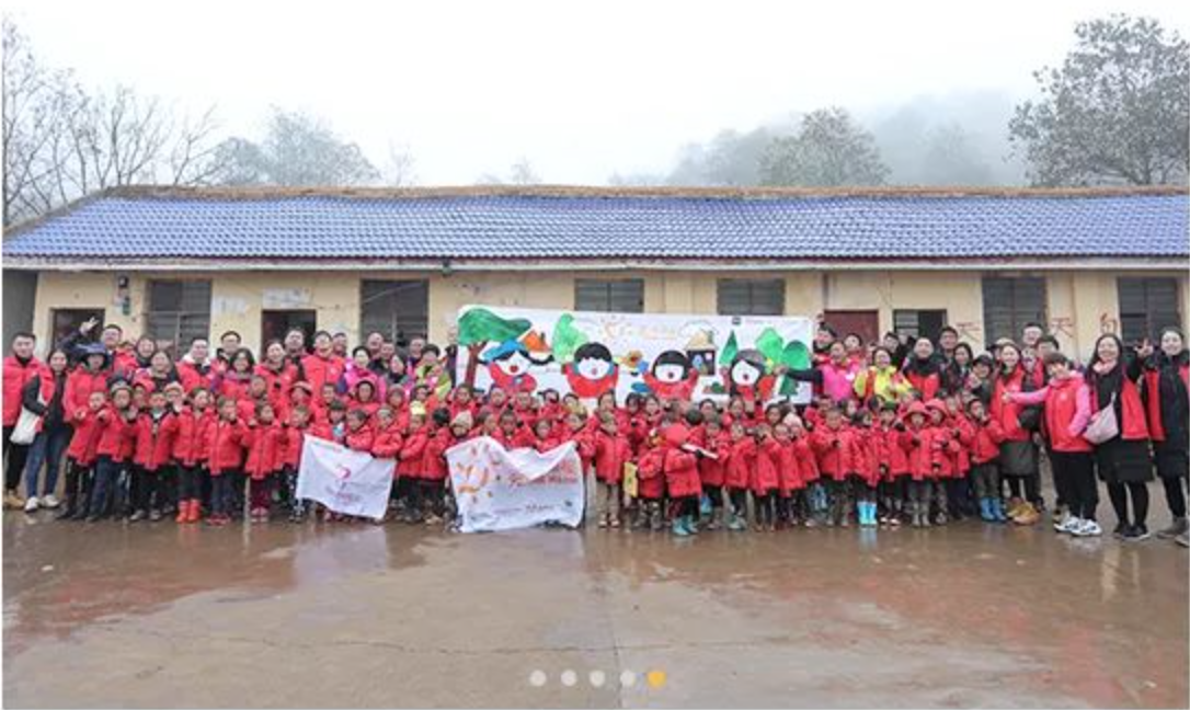 2018年11月6日，&ldquo;多一克溫暖&rdquo;團(tuán)隊(duì)走進(jìn)大涼山深處。為孩子們送去冬衣的同時(shí)，海瀾之家聯(lián)合網(wǎng)易打造在線課程平臺(tái)，把優(yōu)質(zhì)的教育資源也傳遞到偏遠(yuǎn)山區(qū)。同年，知名導(dǎo)演陸川特別參與監(jiān)制了&ldquo;多一克溫暖&rdquo;微電影《信歌》，為山區(qū)送去&ldquo;暖身又暖心&rdquo;的力量。