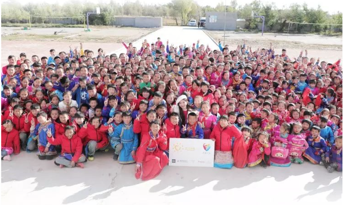 不知不覺，&ldquo;多一克溫暖&rdquo;已經(jīng)步入第六年。2019年10月14日，林志玲首次作為公益同行人，攜手鳳凰網(wǎng)&ldquo;護(hù)童計(jì)劃&rdquo;，與&ldquo;多一克溫暖&rdquo;一起趕赴內(nèi)蒙古回訪茫汗蘇木中心校的&ldquo;志玲姐姐之家&rdquo;，給那里的孩子送去溫暖。