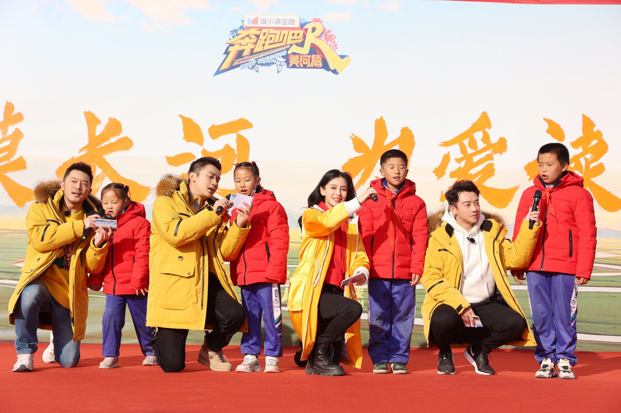 2020年11月18日，&ldquo;大漠長(zhǎng)河，為愛讀詩(shī)&rdquo;多一克溫暖公益活動(dòng)啟動(dòng)儀式在寧夏中衛(wèi)市沙坡頭區(qū)郭灘學(xué)校舉行。&ldquo;跑男團(tuán)&rdquo;成員李晨、楊穎、鄭愷、沙溢與&ldquo;多一克溫暖&rdquo;團(tuán)隊(duì)攜手為學(xué)生們送去了海瀾之家的冬日溫暖。