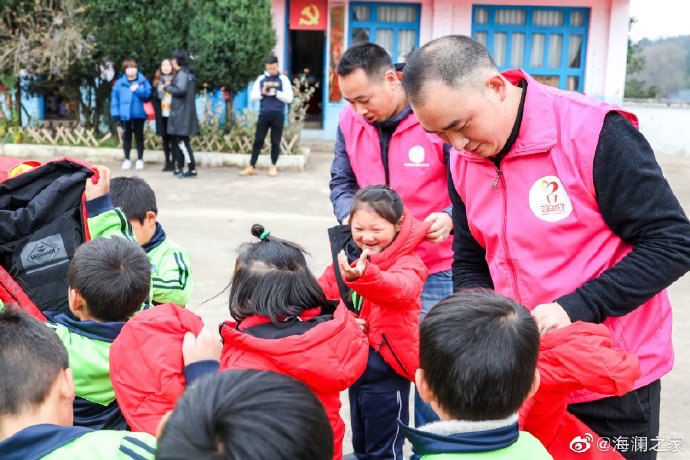2019年11月，海瀾之家的志愿者們來(lái)到了貴州六盤水市的南開鄉(xiāng)。這里地域偏遠(yuǎn)溝壑縱橫。志愿團(tuán)隊(duì)就這樣小心謹(jǐn)慎的行駛在霧蒙蒙的山路上，堅(jiān)持把物資送到了塢鉛小學(xué)的孩子們手里。