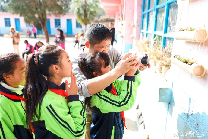 盡管身處大山，塢鉛小學(xué)卻到處都是驚喜，自制插花、獨(dú)一無(wú)二的石頭畫、杉木墩上的24節(jié)氣圖&hellip;&hellip;孩子們從不缺少發(fā)現(xiàn)美的眼睛。2019年，海瀾之家特別準(zhǔn)備了攝影課堂，讓孩子們通過(guò)拍照的方式自由地傳達(dá)真善美。
