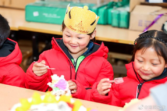 從暖身到暖心，海瀾之家的志愿者們不僅為孩子們帶去了學(xué)習(xí)用品，還帶去了生日蛋糕，給孩子們過(guò)了一個(gè)難忘的生日party。生長(zhǎng)在山區(qū)的他們，過(guò)生日也只能和在外打工的父母通個(gè)電話，許多孩子還是第一次和這么多人一起吹蠟燭許生日愿望。