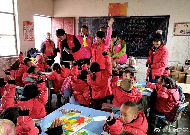 2018年，由海瀾之家攜手網(wǎng)易新聞打造的&ldquo;多一課溫暖&rdquo;課程平臺(tái)讓一間間溫暖的課堂走向深山與邊陲。帶著貼合孩子教育需求的線上內(nèi)容和教師、各領(lǐng)域KOL及愛心人士組成的愛心團(tuán)隊(duì)，海瀾之家用實(shí)際行動(dòng)為孩子的教育加溫，踐行&ldquo;多一克溫暖&rdquo;。