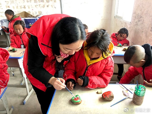 在繪畫課上，孩子們畫出心中想象的世界，不斷汲取關(guān)于美的知識(shí)。&ldquo;多一克溫暖&rdquo;帶給孩子們的是未來(lái)人生更多的機(jī)會(huì)與可能。公益行動(dòng)不應(yīng)只提供物質(zhì)捐贈(zèng)，更要加強(qiáng)對(duì)山區(qū)孩子們精神世界與未來(lái)發(fā)展的重視。