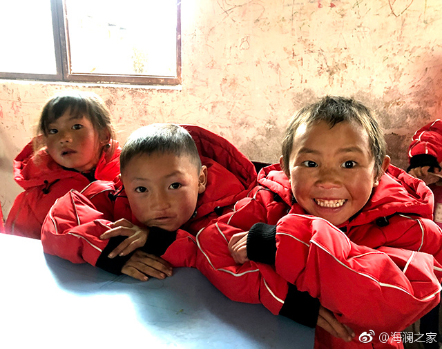 在四川省西南部川滇交界處的大涼山深處，坐落著一所紅旗小學(xué)。每當(dāng)最寒冷的季節(jié)到來(lái)，這里的許多孩子們不得不共用一件冬衣御寒。 &ldquo;多一克溫暖&rdquo;與暖流計(jì)劃記錄下了孩子們開心的笑臉。這些笑臉，都是&ldquo;多一克溫暖&rdquo;前行中的源源動(dòng)力。