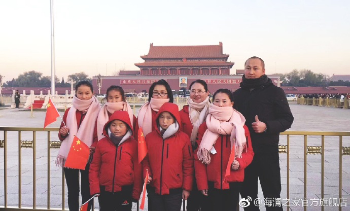 寒令營(yíng)的第一天，孩子們觀看了升旗儀式，走進(jìn)故宮暢聽歷史故事。祖國(guó)的樣貌開始在他們心里清晰，未來(lái)的希望開始在他們心中發(fā)芽。海瀾之家&ldquo;多一克溫暖&rdquo;團(tuán)隊(duì)帶給孩子們精神世界的富足，照亮孩子們夢(mèng)想的啟蒙之路。