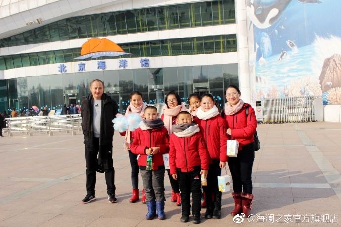 在海洋館，充滿求知欲和好奇心的孩子們像是一個(gè)個(gè)落入仙境的愛麗絲，不斷地提問，并用手中的紙筆和相機(jī)，記錄每一個(gè)畫面和知識(shí)，說(shuō)要回去講給其他小伙伴和家人們聽。