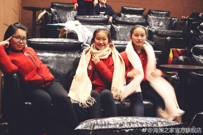 彼時(shí)恰逢《尋夢(mèng)環(huán)游記》上映，&ldquo;寒令營(yíng)&rdquo;的孩子們一起在電影院觀看了電影，平日里最鬧騰的孩子，在第一次看3D電影時(shí)也變得安靜專注。孩子們?cè)谶@段旅程中增長(zhǎng)了見識(shí)，一個(gè)更豐盛的世界就這樣打開了。