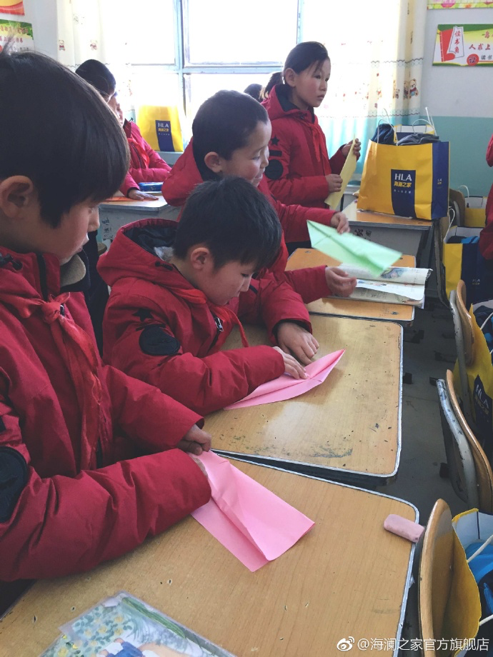 &ldquo;多一克溫暖&rdquo;的志愿者為孩子們帶去承載夢(mèng)想的手工課，孩子們通過(guò)剪紙、畫畫、折紙飛機(jī)，讓自己的夢(mèng)想在手中凝聚，隨紙飛機(jī)一起飛向天空，為凜冬帶來(lái)五彩斑斕的希望。