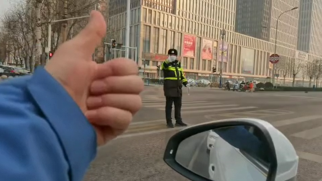 石家莊路人和交警的這個(gè)&ldquo;暗號(hào)&rdquo;，真暖！