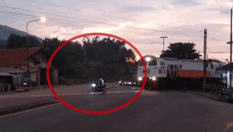 魯莽！無視警報 印尼男子強穿鐵軌險被撞