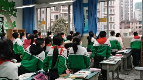 課上到一半，同學(xué)們卻把頭望向了外面！校長說：點(diǎn)贊！