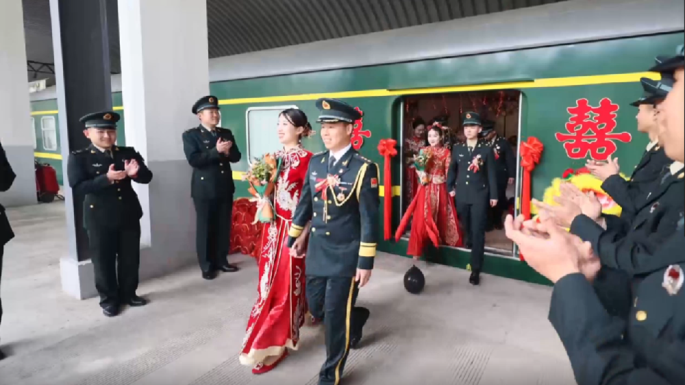 火車當(dāng)&ldquo;婚車&rdquo;，東風(fēng)快遞員最有排面的&ldquo;幸福軍列&rdquo;