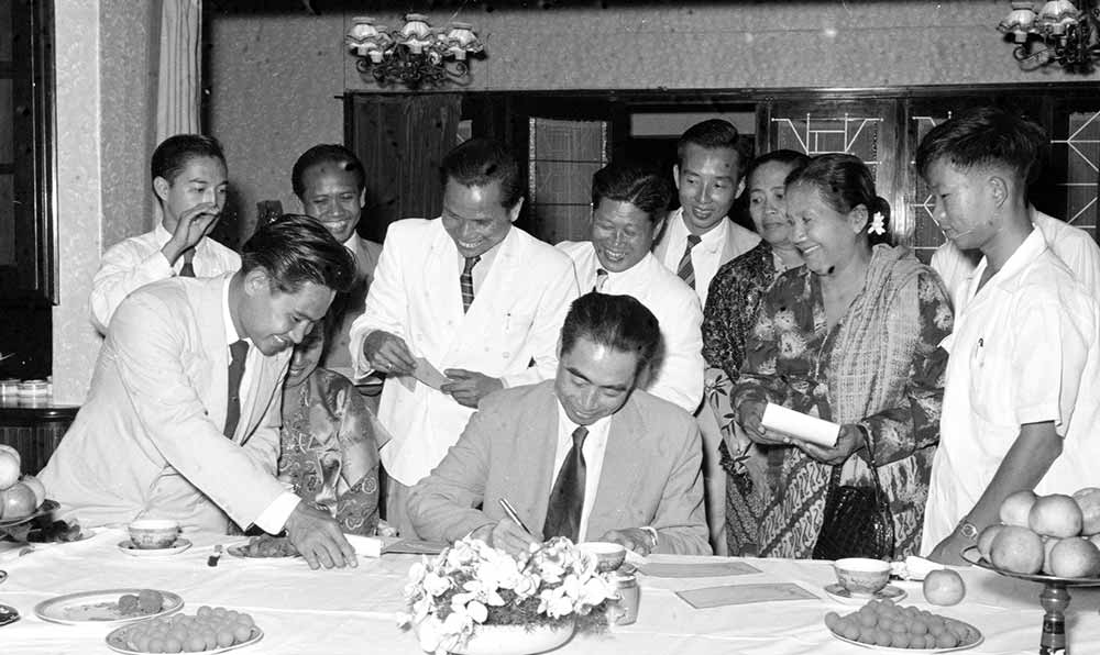 1955年4月25日，為迎接亞非會(huì)議而組織的萬(wàn)隆人民委員會(huì)的代表請(qǐng)周恩來(lái)總理簽名留念。