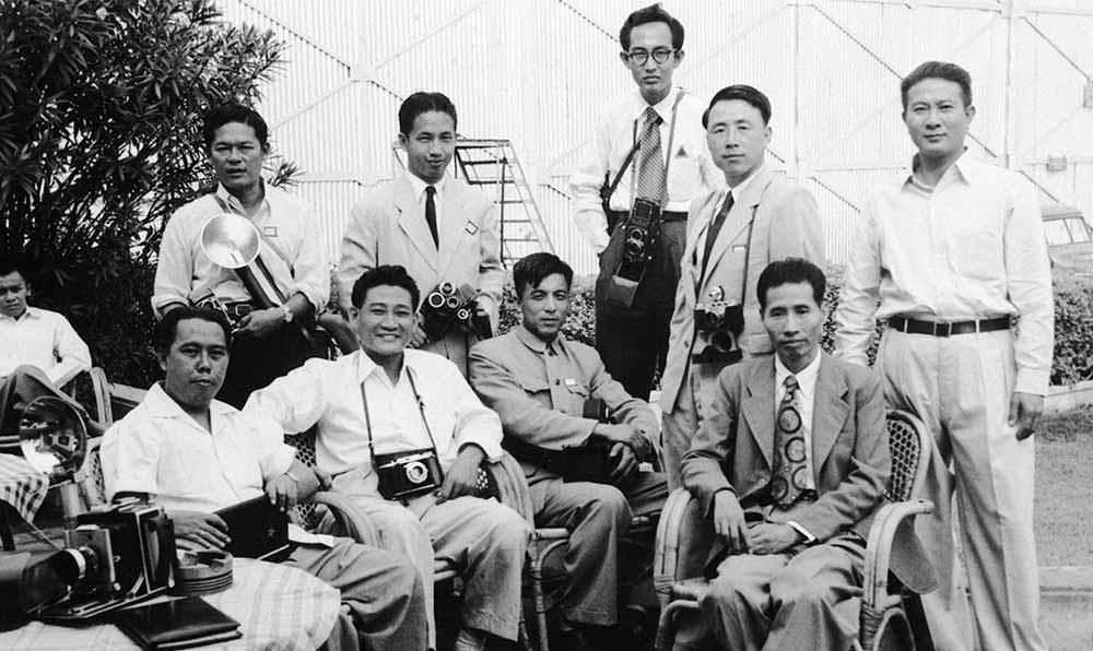 新華社記者錢嗣杰（站立者右二）在采訪會(huì)議開幕式后和外國(guó)記者在會(huì)場(chǎng)外休息。