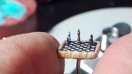 比指甲蓋還??！ 土耳其微雕藝術(shù)家雕出超小國際象棋