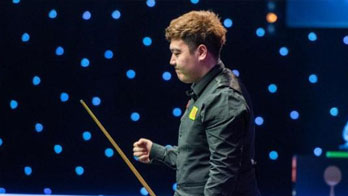 英國(guó)：首位00后冠軍！顏丙濤登頂斯諾克大師賽